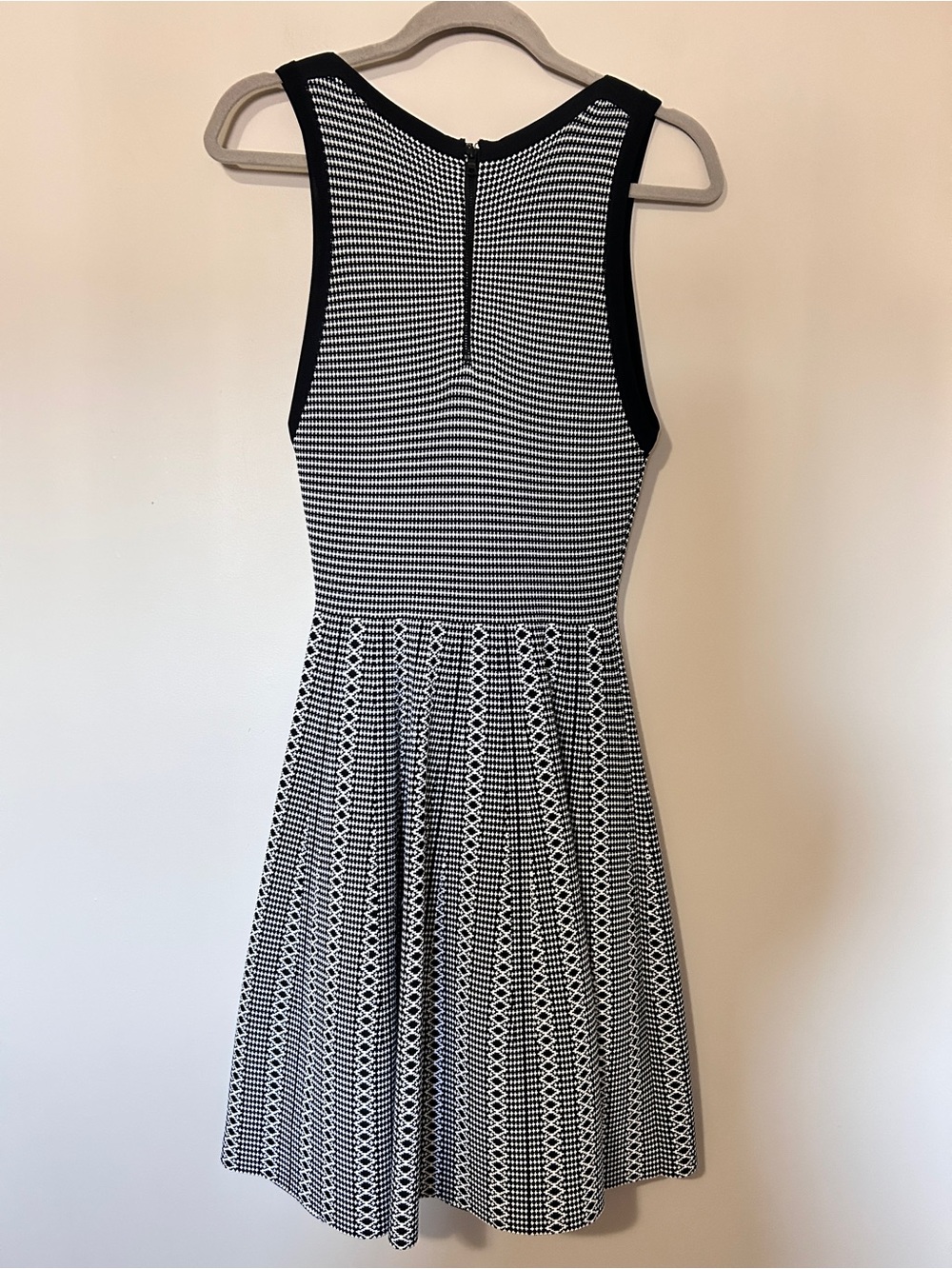 Alice + Olivia Black Kamilah Textured- Stitch  Dress Quiet Luxury Size Small - Picture 4 of 9